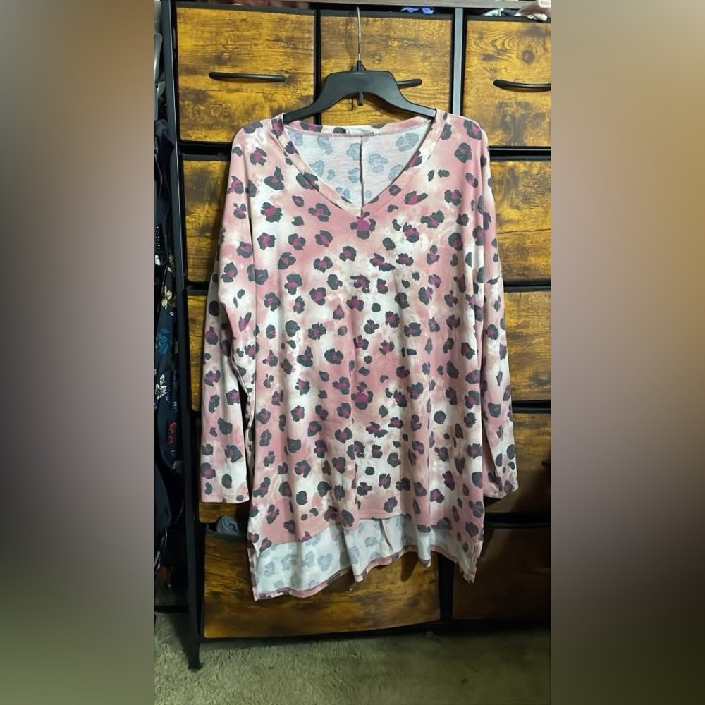 Zenana Outfitters Pink and Black V-Neck Sweater